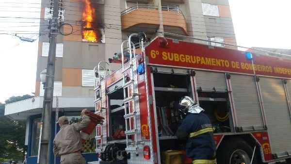 Bombeiros combatem incêndio em apartamento no centro de Umuarama